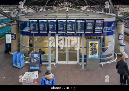 La facciata della stazione dei treni dell'aeroporto di Manchester UK. Edificio a buffet intorno a binari ferroviari con schermi overboard informazioni di connessione all'area DELL'aeroporto MAN Foto Stock