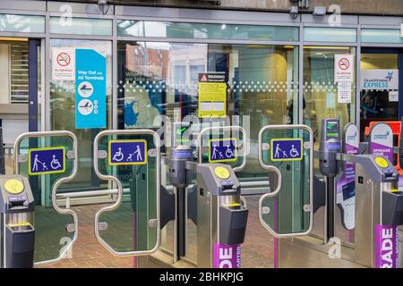 Ingresso alla stazione ferroviaria dell'aeroporto di Manchester UK. Porte per il Transpennine Express, Northern Rail e collegamenti con autobus Metrolink nell'area del terminal dell'aeroporto MAN. Foto Stock