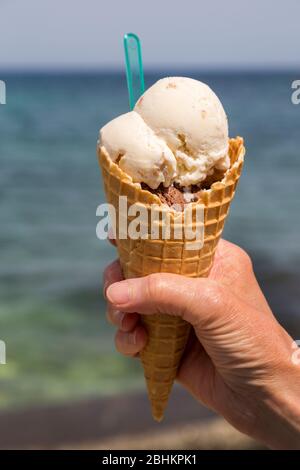 Tradizionale gelato di Gozo fatto in casa contenente pezzi di frutta Foto Stock