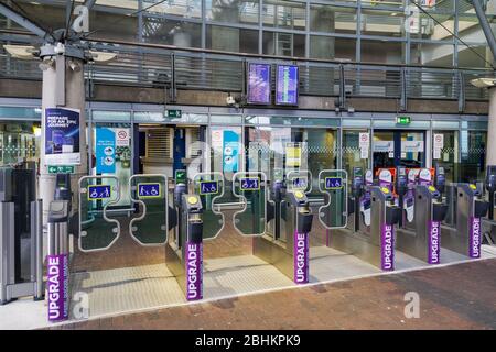 Ingresso alla stazione ferroviaria dell'aeroporto di Manchester UK. Porte per il Transpennine Express, Northern Rail e collegamenti con autobus Metrolink nell'area del terminal dell'aeroporto MAN. Foto Stock