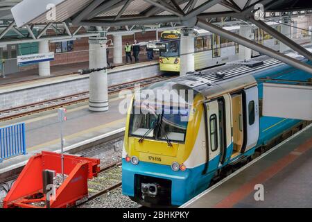 Stazione metropolitana e treno dell'aeroporto di Manchester UK. Transpennine Express & Metrolink pullman al TERMINAL MAN aeroporto area ferrovia. Foto Stock