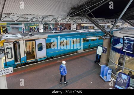 Manchester UK stazione ferroviaria e metropolitana aeroporto con folla. Transpennine Express & Metrolink pullman al TERMINAL MAN aeroporto area ferrovia con i passeggeri Foto Stock