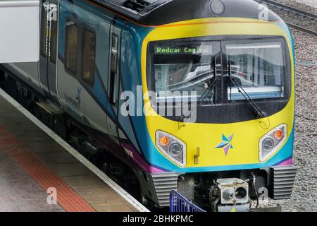 Il treno dell'aeroporto di Manchester UK si fermò alla stazione. Transpennine Express presso LA piattaforma di binario DELL'area terminal DELL'aeroporto MAN. Foto Stock