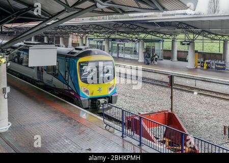 Il treno dell'aeroporto di Manchester UK si fermò alla stazione. Transpennine Express presso LA piattaforma di binario DELL'area terminal DELL'aeroporto MAN. Foto Stock