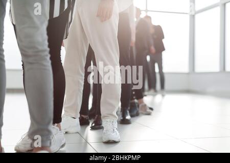 primo piano: gruppo di giovani professionisti in fila Foto Stock