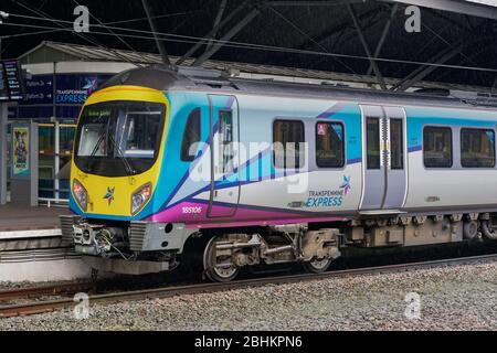 Il treno dell'aeroporto di Manchester UK si fermò alla stazione. Transpennine Express presso LA piattaforma di binario DELL'area terminal DELL'aeroporto MAN. Foto Stock