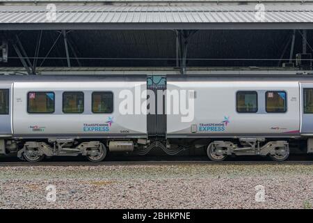Il treno dell'aeroporto di Manchester UK si fermò alla stazione. Transpennine Express presso LA piattaforma di binario DELL'area terminal DELL'aeroporto MAN. Foto Stock