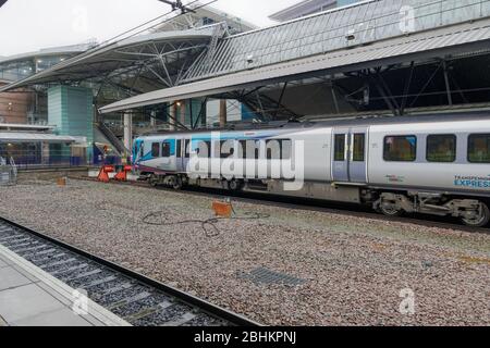 Il treno dell'aeroporto di Manchester UK si fermò alla stazione. Transpennine Express presso LA piattaforma di binario DELL'area terminal DELL'aeroporto MAN. Foto Stock