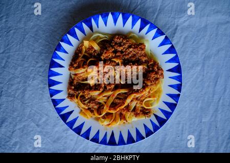Tagliatelle al ragù alla Bolognese - pasta lunga e piatta con salsa di carne o bolognese. Foto Stock