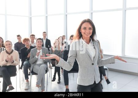 donna d'affari sorridente in piedi nella sala conferenze Foto Stock