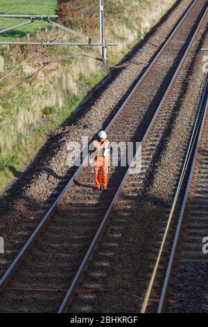 Milnthorpe (nord di Carnforth) effettuare l'ispezione visiva settimanale della linea ferroviaria, la linea è chiusa fino alle 1030 di domenica per questo motivo Foto Stock