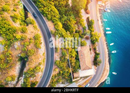 Veduta aerea della strada, barche e yacht, edifici al tramonto Foto Stock