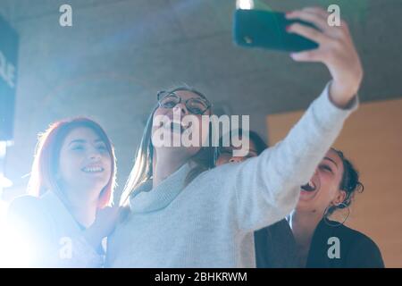 Gruppo di giovani multietnici Business persone che fanno selfie durante cafffe freno. Foto Stock