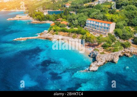 Vista aerea con costa marina, spiaggia sabbiosa, acqua blu, alberghi Foto Stock
