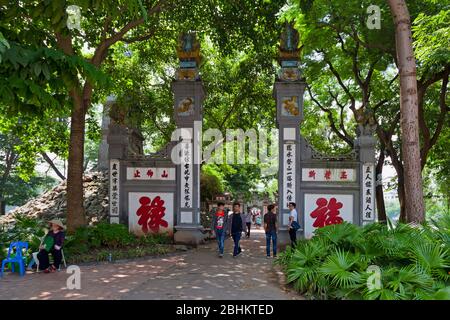 Hanoi, Vietnam - Aprile 22 2009: Ingresso del Tempio della montagna di giada (Tempio di Ngoc Son) situato sul lago Hoàn Kiếm nel centro di Hanoi. Foto Stock