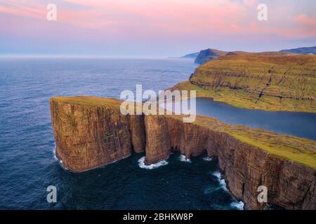 Sorvagsvatn Lago e cascata nell'oceano in Western Faroe Island, post processato in HDR Foto Stock