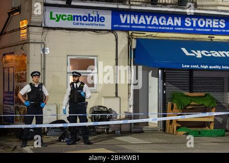 La polizia partecipa alla scena di Aldborough Road North, Ilford, Londra est, dove una bambina e un ragazzo di tre anni sono stati uccisi mentre un uomo di 40 anni è stato trovato ferito e portato in ospedale. Foto Stock