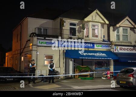 La polizia partecipa alla scena di Aldborough Road North, Ilford, Londra est, dove una bambina e un ragazzo di tre anni sono stati uccisi mentre un uomo di 40 anni è stato trovato ferito e portato in ospedale. Foto Stock