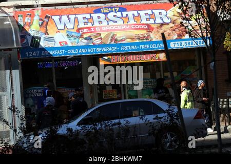 New York, New York, Stati Uniti. 27 gennaio 2018. FILE PHOTO: Bodegas sono piccoli e onnipresenti negozi di convenienza a gestione familiare immigrato trovati in tutti i quartieri urbani / centro città che sono spesso classificati come deserti alimentari ed è l'unica opzione di shopping per molte famiglie. La maggior parte sono aperte 24 ore al giorno e servono i residenti economicamente straffed del quartiere offrendo una varietà di cibi e prodotti di base. Credit: G. Ronald Lopez/ZUMA Wire/Alamy Live News Foto Stock