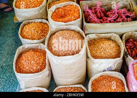 Sacchi e sacchetti pieni di gamberi secchi in un negozio, Binh Tay O Hoa Binh Market, Chinatown (Cholon), District 5, Saigon (ho Chi Minh City), Vietnam del sud Foto Stock