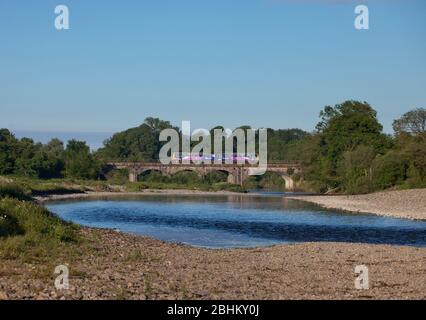 Treno di classe 144 del Northern Rail che attraversa il viadotto del fiume lune ad Arkholme sulla panoramica linea ferroviaria 'Little North Western' nel Lancashire Foto Stock