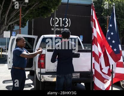 Los Angeles, CA/USA - 22 aprile 2020: Arrivo del candidato del Congresso Joe Collins, organizzatore della protesta di quarantena dell'operazione Gridlock a Los Angeles Foto Stock