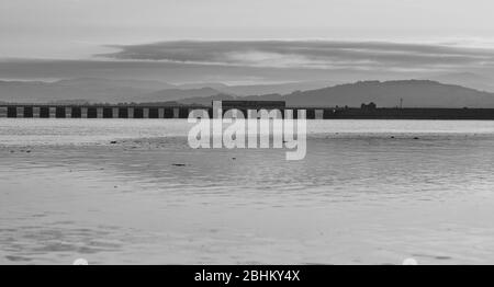 2 treni di classe 153 sprinter che attraversano il viadotto del fiume Kent ad Arnside sulla ferrovia panoramica della costa Cumbria con la marea in su Foto Stock