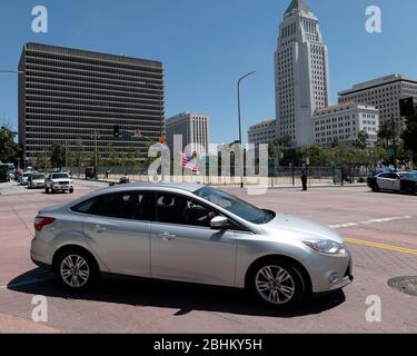 Los Angeles, CA/USA - 22 aprile 2020: La polizia blocca le strade durante la protesta di quarantena dei coronavirus a Los Angeles Foto Stock