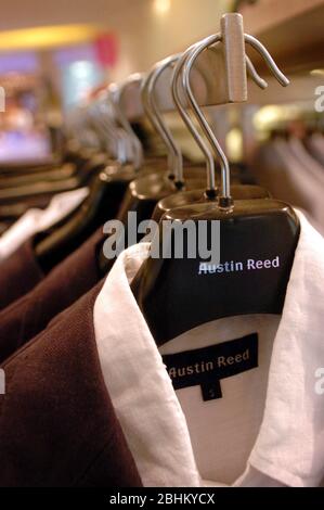 Una rotaia di tuta giacche e camicie all'interno di una Austin Reed store. Foto Stock