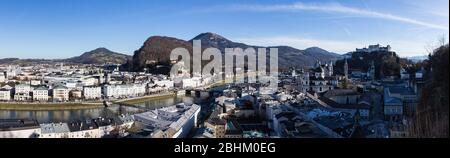 Mondsee (Lago della Luna) Austria. Il litorale indica effettivamente il confine tra gli stati austriaci di Salisburgo e l'Austria superiore. Foto Stock