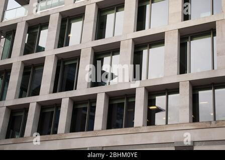 Portland Stone Windows Square Geometric 10 Paternoster Sq.London EC4M 7LS di Eric Parry Architects Foto Stock