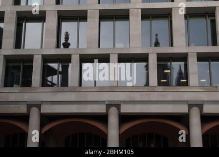 Portland Stone Windows Square Geometric 10 Paternoster Sq.London EC4M 7LS di Eric Parry Architects Foto Stock