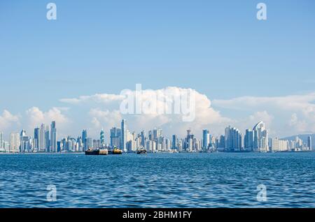 Skyline di Panama City visto dalla Baia di Panama Foto Stock