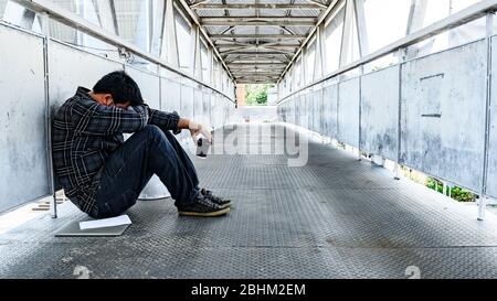 COVID-19 e concetto di disoccupazione. Rassegnazione e stressante. Perdita di posti di lavoro del virus Corona in Thailandia. Problemi economici per i lavoratori. Foto Stock