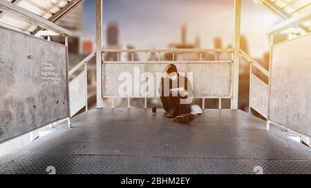 COVID-19 e concetto di disoccupazione. Rassegnazione e stressante. Perdita di posti di lavoro del virus Corona in Thailandia. Problemi economici per i lavoratori. Foto Stock