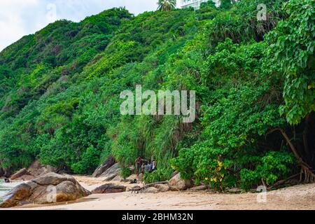 Unawatuna, Sri Lanka 07 dicembre 2018. Jungle Beach, gli abitanti del posto si rilassano sulle rive dell'Oceano Indiano in una giornata di riposo. Molto bella posizione inaccessibile su Foto Stock