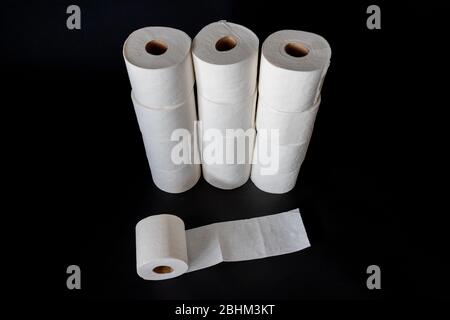 Pila di carta igienica bianca isolata su sfondo nero. Foto Stock