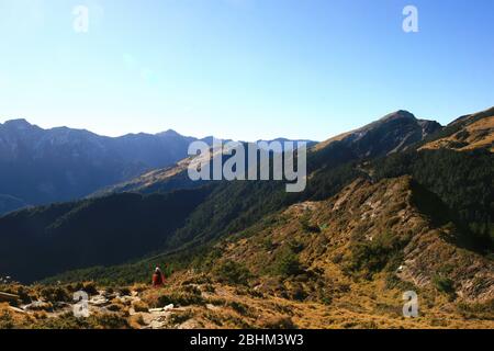 Vista soleggiata del sentiero Hehuan North Peak a Nantou, Taiwan Foto Stock