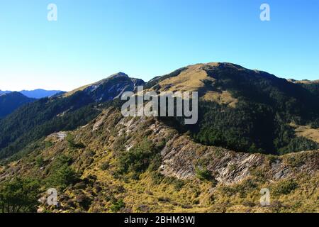 Vista soleggiata del sentiero Hehuan North Peak a Nantou, Taiwan Foto Stock