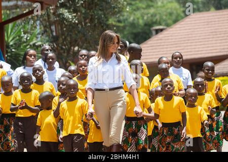 Africa. 05 Ott 2018. First Lady Melania Trump cammina con scolari cantanti durante la sua visita al Nido: ChildrenÕs Home Venerdì, 5 ottobre 2018, a Limuru, Kenya persone: First Lady Melania Trump Credit: Storms Media Group/Alamy Live News Foto Stock