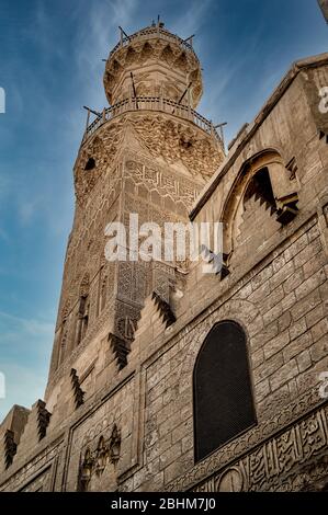 Dettagli intricati sull'esterno del minareto nel complesso funerario del Sultano al-Mansur Qalawun al Cairo Foto Stock