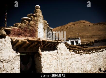 Un piccolo villaggio contadino alla base dell'Himalaya, Jinga, Tibet Foto Stock