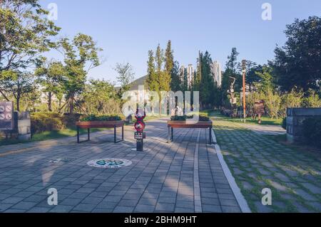 Busan, Corea del Sud, 13 settembre 2019: Divieto di segnaletica in uno degli ingressi nel parco cittadino di Busan Foto Stock