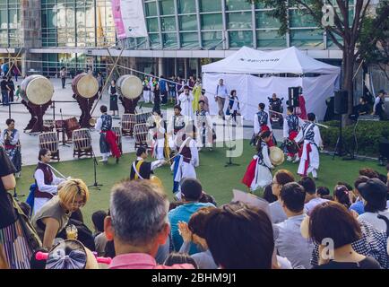 Busan, Corea del Sud, 13 settembre 2019: Esibizione di batteristi coreani tradizionali durante le vacanze a Chuseok Foto Stock