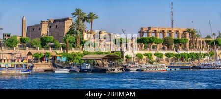Vista del Tempio di Luxor, il grande complesso di antichi templi egiziani sulla riva est del Nilo a Luxor, visto dal fiume Nilo Foto Stock