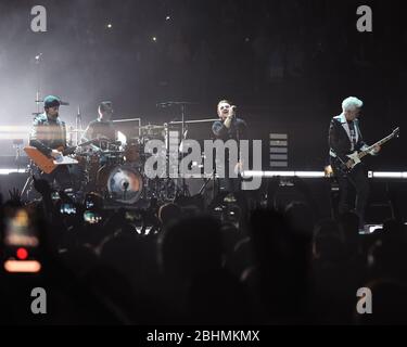 28 maggio: The Edge, Larry Mullen, Jr., Bono e Adam Clayton degli U2 si esibiscono per la folla sold out presso l'Infinite Energy Arena di Duluth, Georgia, il 28 maggio 2018. CREDITO: Chris McKay / MediaPunch Foto Stock