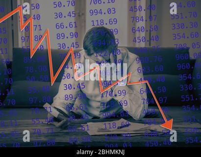 COVID-19 recessione economica globale. Disperato imprenditore azionario trader calcolo perdita colpito dal crollo del mercato in mezzo a Coronavirus epidemia di Foto Stock
