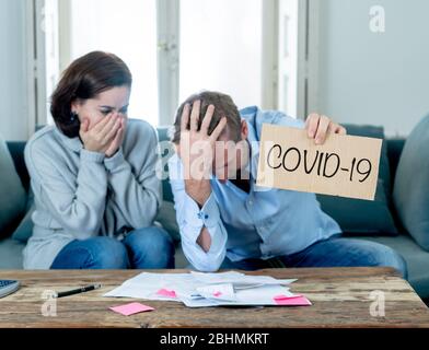 COVID-19 arresti, recessione economica. Coppia stressata che ha problemi finanziari che hanno bisogno di aiuto pagare le fatture di affitto di ipoteca e le spese dovute alla perdita di lavoro Foto Stock