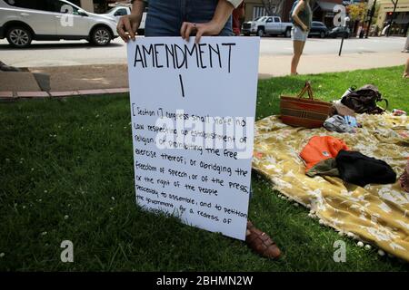 San Luis Obispo, Stati Uniti. 26 aprile 2020. Un protester tiene un cartello durante la dimostration.As la California Shelter in Place ordini continuano a tenere molti proprietari di piccole imprese e dipendenti fuori dal business, lavoratori a San Luis Obispo, La California ha tenuto una protesta al tribunale della contea di San Luis Obispo chiedendo la riapertura dell'economia e contro la chiusura del coronavirus. Credit: SOPA Images Limited/Alamy Live News Foto Stock