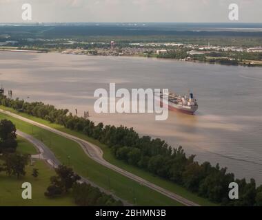 Nave sul fiume Mississippi vicino a New Orleans, Louisiana, USA Foto Stock